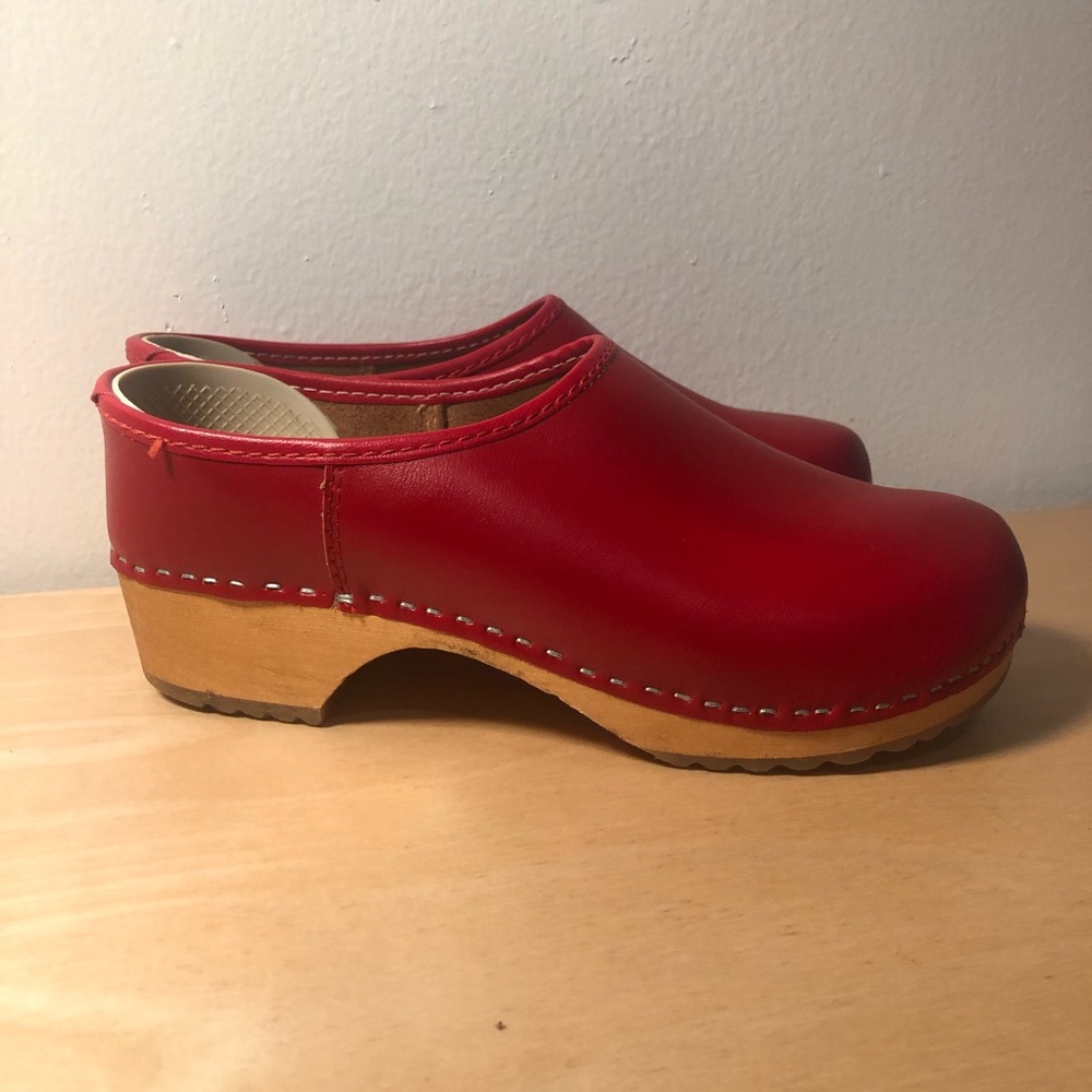Closed back classic red danish clog